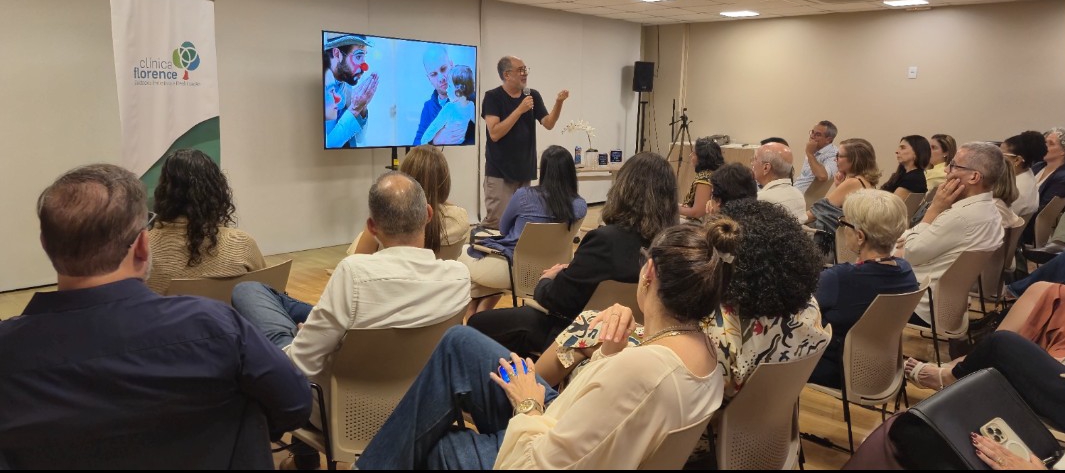 Claudio Thebas conduziu reflexão sobre a arte da escuta em evento para profissionais da saúde em Salvador
