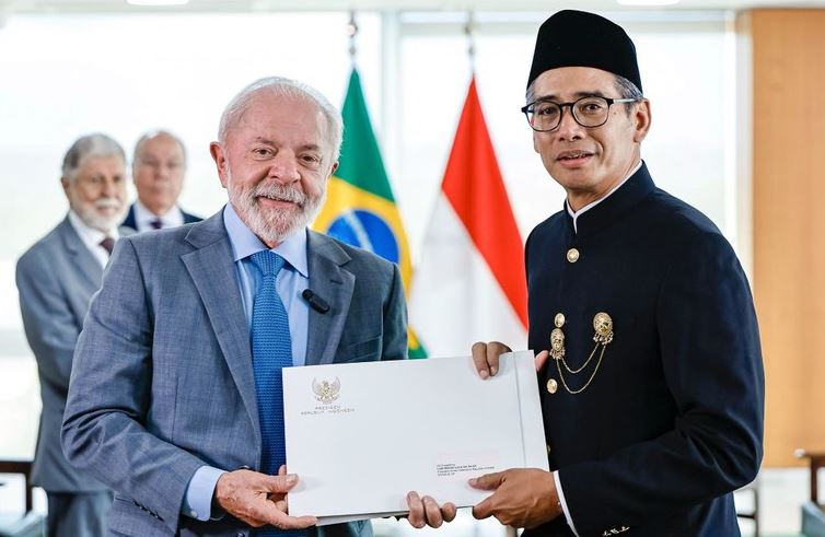 Lula recebe cartas credenciais de nove novos embaixadores no Brasil