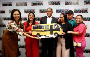 Leia mais sobre o artigo Em Salvador, governador entrega ônibus escolar para Palmeiras e discute investimentos para o município