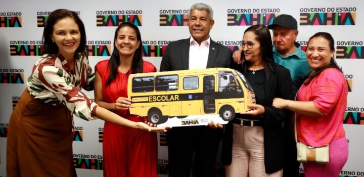 Em Salvador, governador entrega ônibus escolar para Palmeiras e discute investimentos para o município