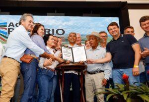 Leia mais sobre o artigo Em Correntina, governador participa de feira agro e reforça segurança e infraestrutura viária no distrito de Rosário