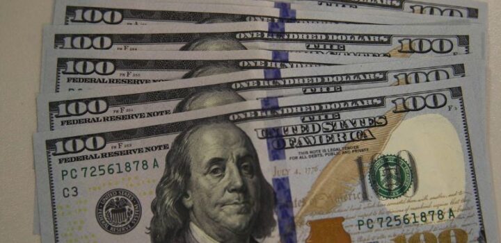 Dólar fecha nesta sexta-feira em queda de R$ 5,24 em dia de correção no mercado