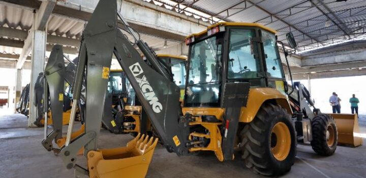 Governador Jerônimo Rodrigues entrega retroescavadeiras a nove municípios baianos