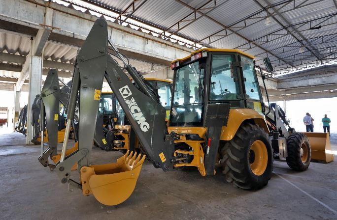 Governador Jerônimo Rodrigues entrega retroescavadeiras a nove municípios baianos