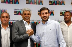 Leia mais sobre o artigo Novos equipamentos e ambulância são entregues para atendimento de saúde de moradores de Cabaceiras do Paraguaçu