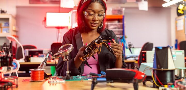 Dia das Mulheres: mais da metade delas lidera a organização do orçamento no lar, revela Serasa