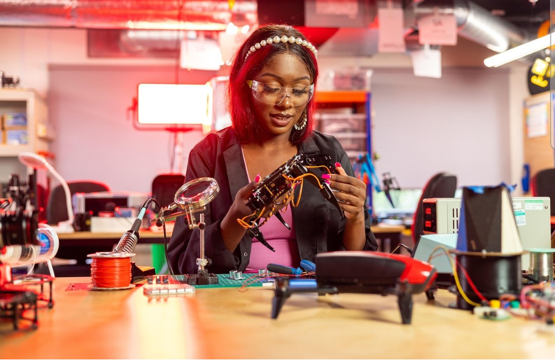 Dia das Mulheres: mais da metade delas lidera a organização do orçamento no lar, revela Serasa