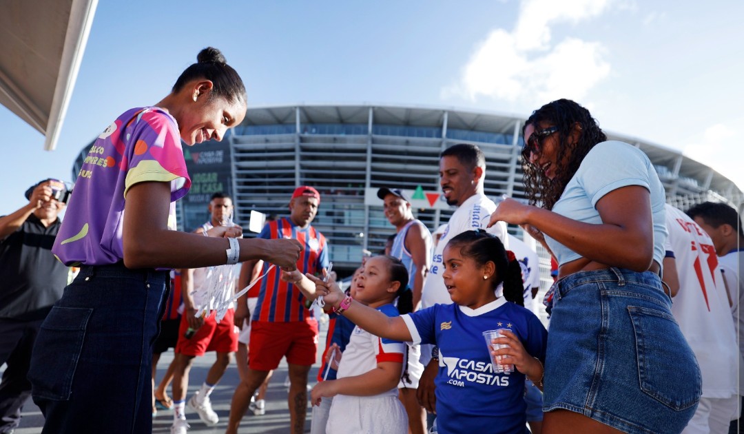 Campanha Laço Branco mobiliza torcedores contra violência de gênero durante final do Baianão