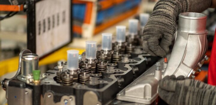 56% das empresas industriais pretendem investir em 2026, mas juros altos e tributação travam expansão, mostra CNI