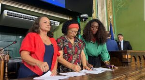 Leia mais sobre o artigo Vereadores vestem, literalmente, a camisa da luta contra o feminicídio