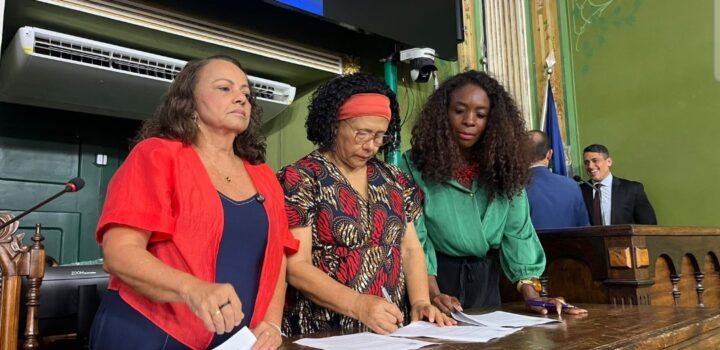 Vereadores vestem, literalmente, a camisa da luta contra o feminicídio