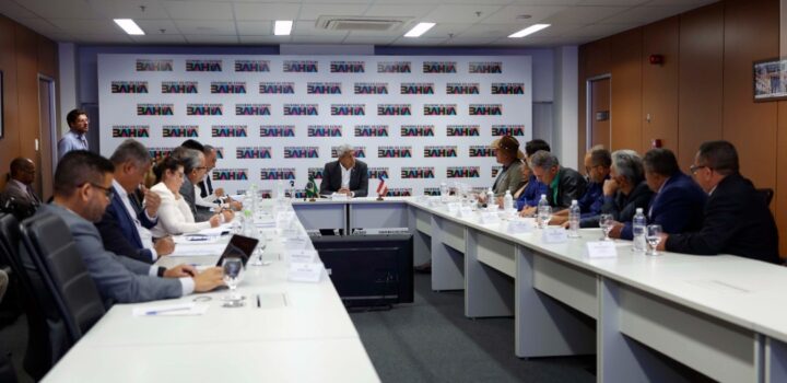 Governo entrega novos equipamentos e debate novos investimentos para Cordeiros