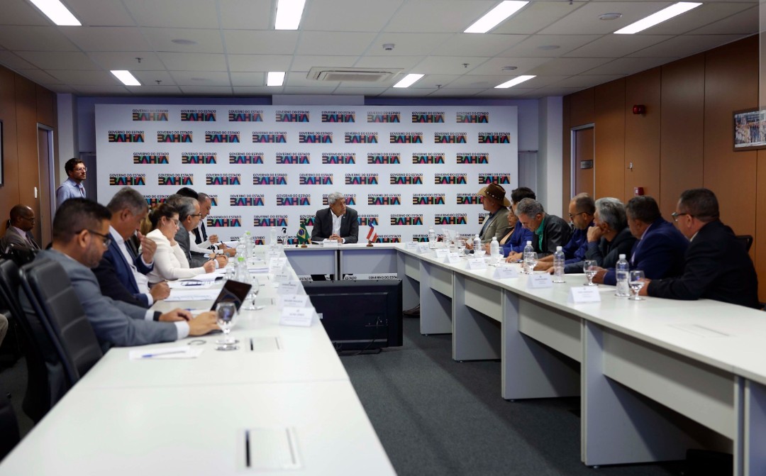 Governo entrega novos equipamentos e debate novos investimentos para Cordeiros