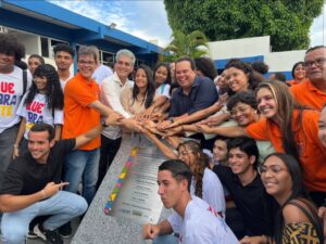 Leia mais sobre o artigo Vice-governador entrega modernização do Colégio Governador Roberto Santos