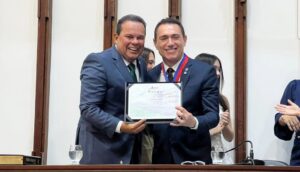 Leia mais sobre o artigo Vice-governador Geraldinho destaca trajetória de Leonardo Góes durante entrega da Comenda 2 de Julho