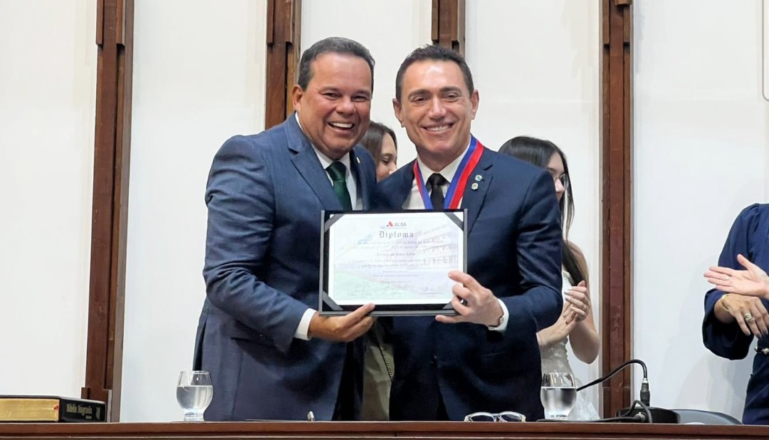 Você está visualizando atualmente Vice-governador Geraldinho destaca trajetória de Leonardo Góes durante entrega da Comenda 2 de Julho