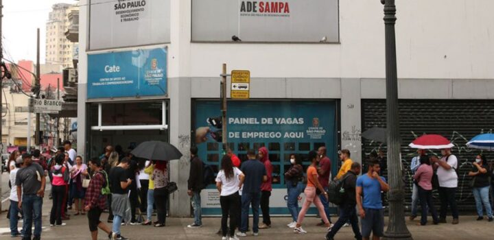 Desemprego cresce no trimestre encerrado em fevereiro, com perda de vagas na saúde, educação e construção
