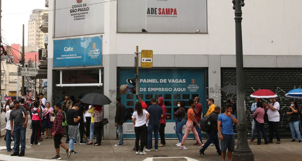 Desemprego cresce no trimestre encerrado em fevereiro, com perda de vagas na saúde, educação e construção