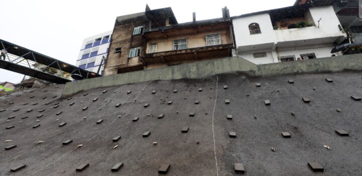 Governo da Bahia amplia prevenção a desastres naturais na capital com entrega de encosta