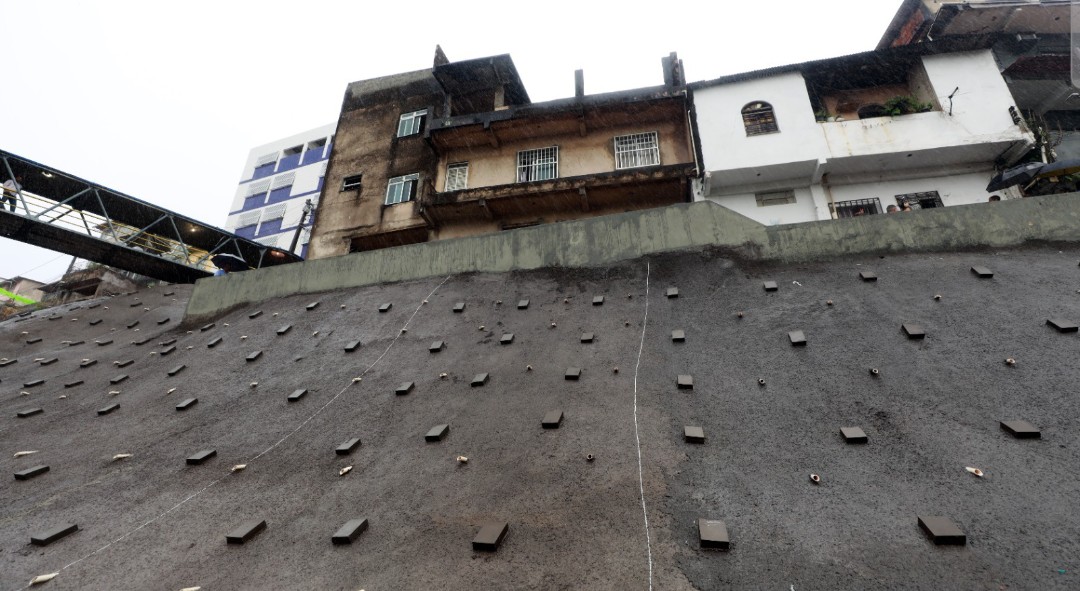 Governo da Bahia amplia prevenção a desastres naturais na capital com entrega de encosta