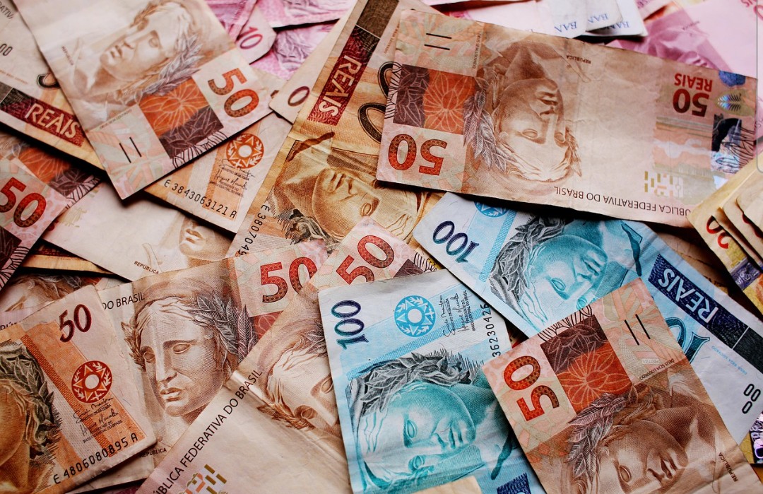 Busca por crédito cai em fevereiro em cenário de alta inadimplência no país, aponta CNDL/SPC Brasil