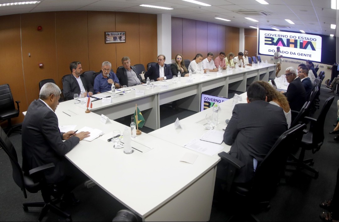 Riacho de Santana recebe ônibus escolar, ambulâncias e investimentos na pavimentação do Governo do Estado