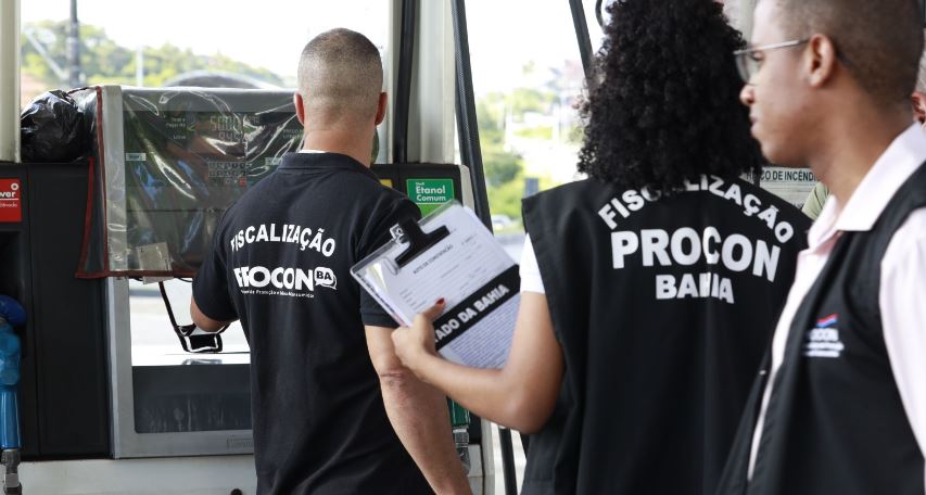 Procon notifica 111 postos de combustíveis e distribuidoras durante operações de fiscalização na Bahia