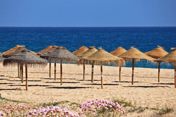 Feriados e Copa aumentam procura por viagens em 2026; veja como economizar com planejamento e compras online