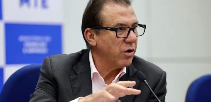 PECs da escala 6×1 não competem com proposta do governo, diz Marinho