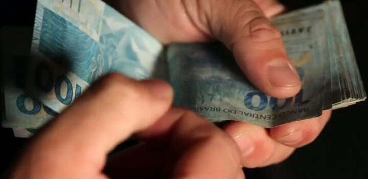 Caixa e BB liberam abono salarial para nascidos em março e abril