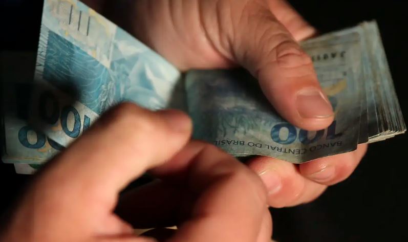 Caixa e BB liberam abono salarial para nascidos em março e abril