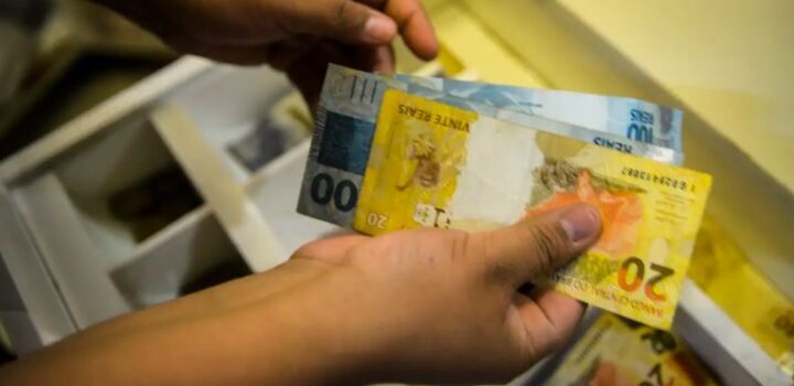 Governo propõe salário mínimo de R$ 1.717 em 2027