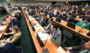 Leia mais sobre o artigo CCJ da Câmara retoma análise do fim da escala 6×1 nesta quarta
