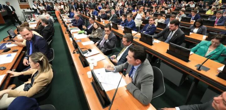 CCJ da Câmara retoma análise do fim da escala 6×1 nesta quarta