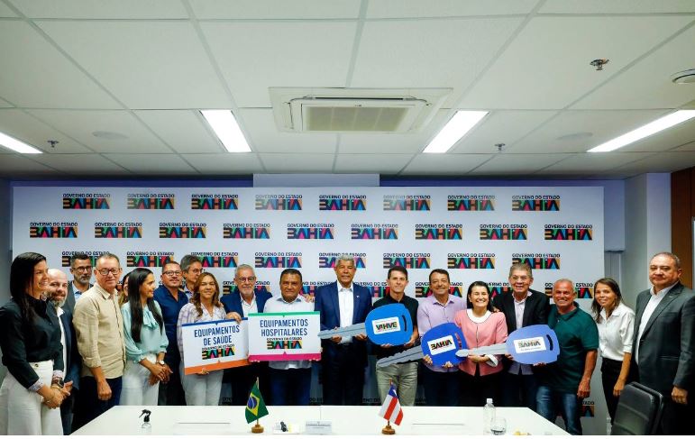Caraíbas recebe vans para TFD e avança com novos investimentos em saúde, educação e infraestrutura