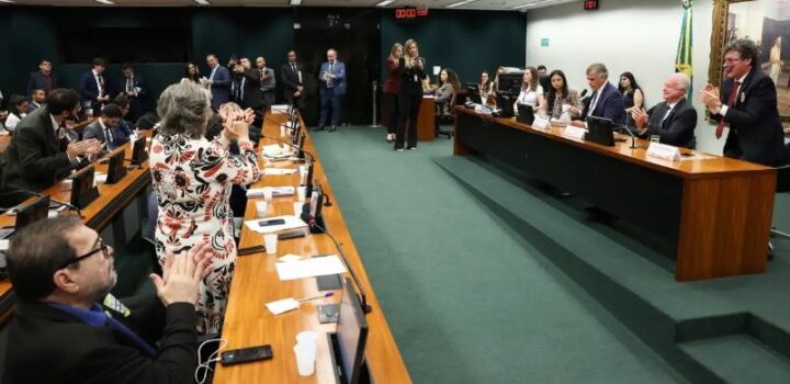 CCJ aprova admissibilidade de propostas que acabam com escala 6×1