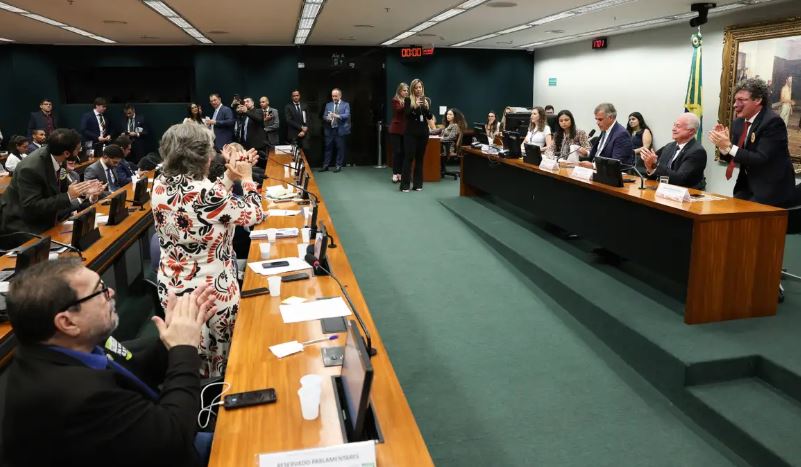 CCJ aprova admissibilidade de propostas que acabam com escala 6×1