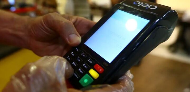 Cerca de 58% dos consumidores não controlam gastos com cartão de crédito, aponta CNDL/SPC Brasil