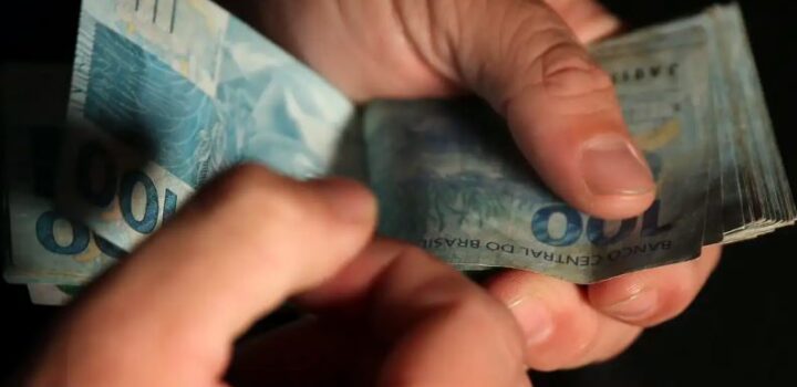 Salário médio do trabalhador amplia recorde e chega a R$ 3.722