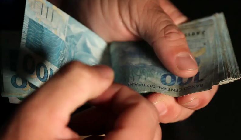 Salário médio do trabalhador amplia recorde e chega a R$ 3.722