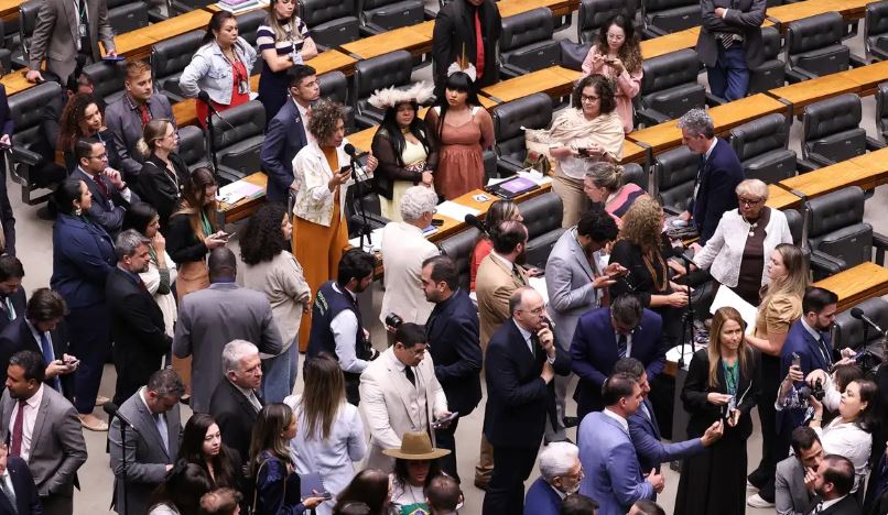 Câmara vota para derrubar veto ao PL da Dosimetria; falta o Senado