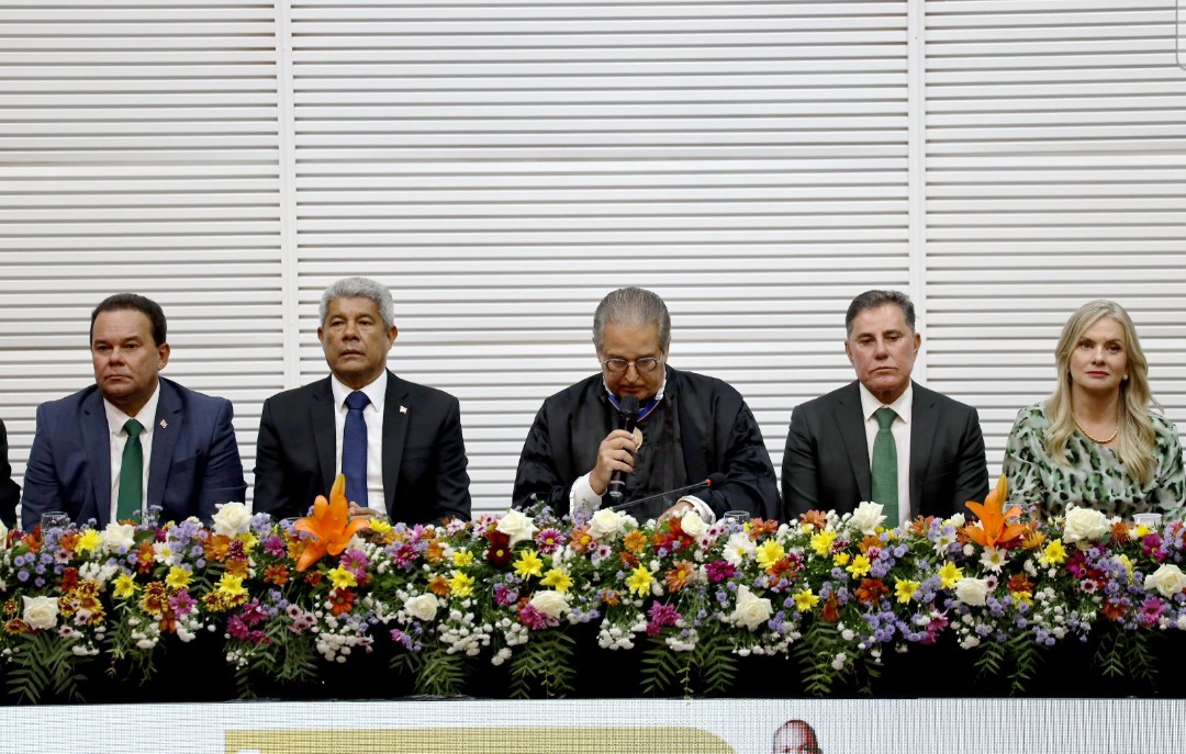 Governador destaca papel da Justiça Eleitoral durante posse da nova presidência do TRE-BA
