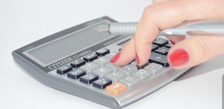 Para 45% dos brasileiros, quitar dívidas é mais urgente que viajar ou ter casa ou carro, mostra pesquisa da Creditas