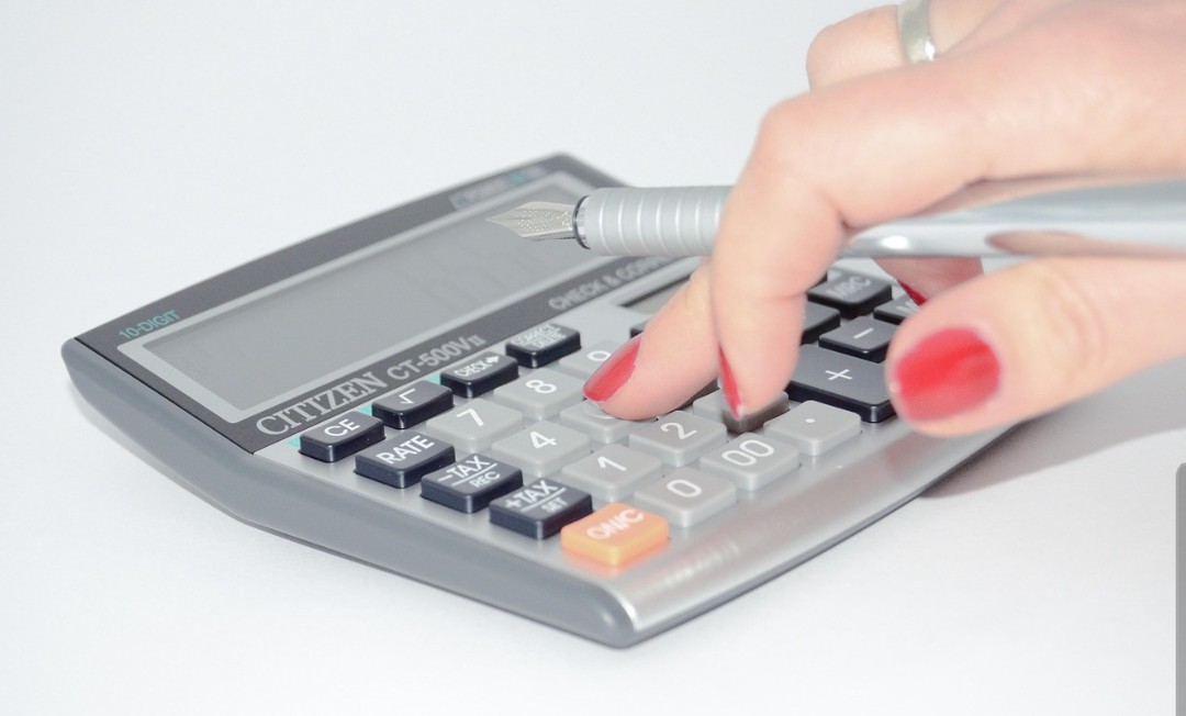 Para 45% dos brasileiros, quitar dívidas é mais urgente que viajar ou ter casa ou carro, mostra pesquisa da Creditas