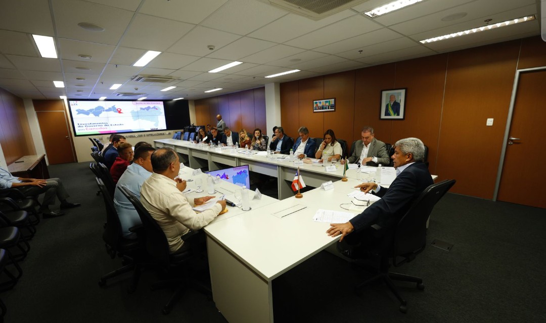 Governo entrega ambulância, veículo administrativo e equipamentos para fortalecer a saúde em Canudos