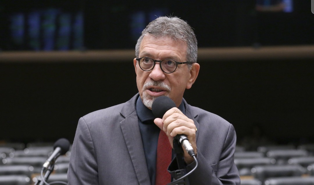 Afonso Florence denuncia situação de motoristas por aplicativo no aeroporto de Salvador e defende fim da escala 6×1