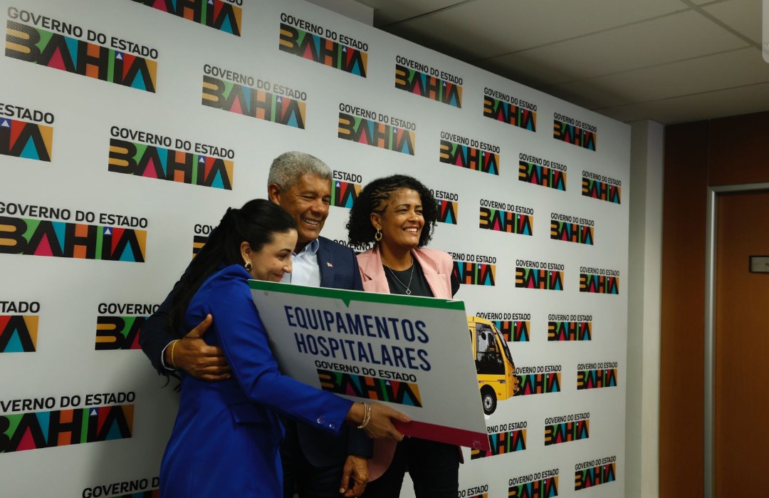 Governo se reúne com prefeita de Dário Meira e entrega veículos