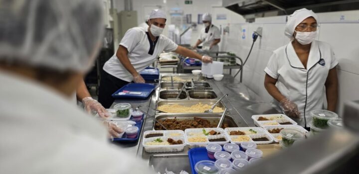 Mais de 800 mil refeições por mês: a rotina de um refeitório para trabalhadores