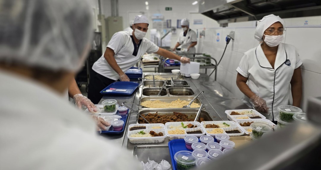 Mais de 800 mil refeições por mês: a rotina de um refeitório para trabalhadores