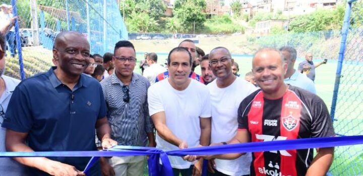 Prefeitura entrega arena esportiva com gramado sintético em Jaguaripe I e amplia opções de lazer em Cajazeiras